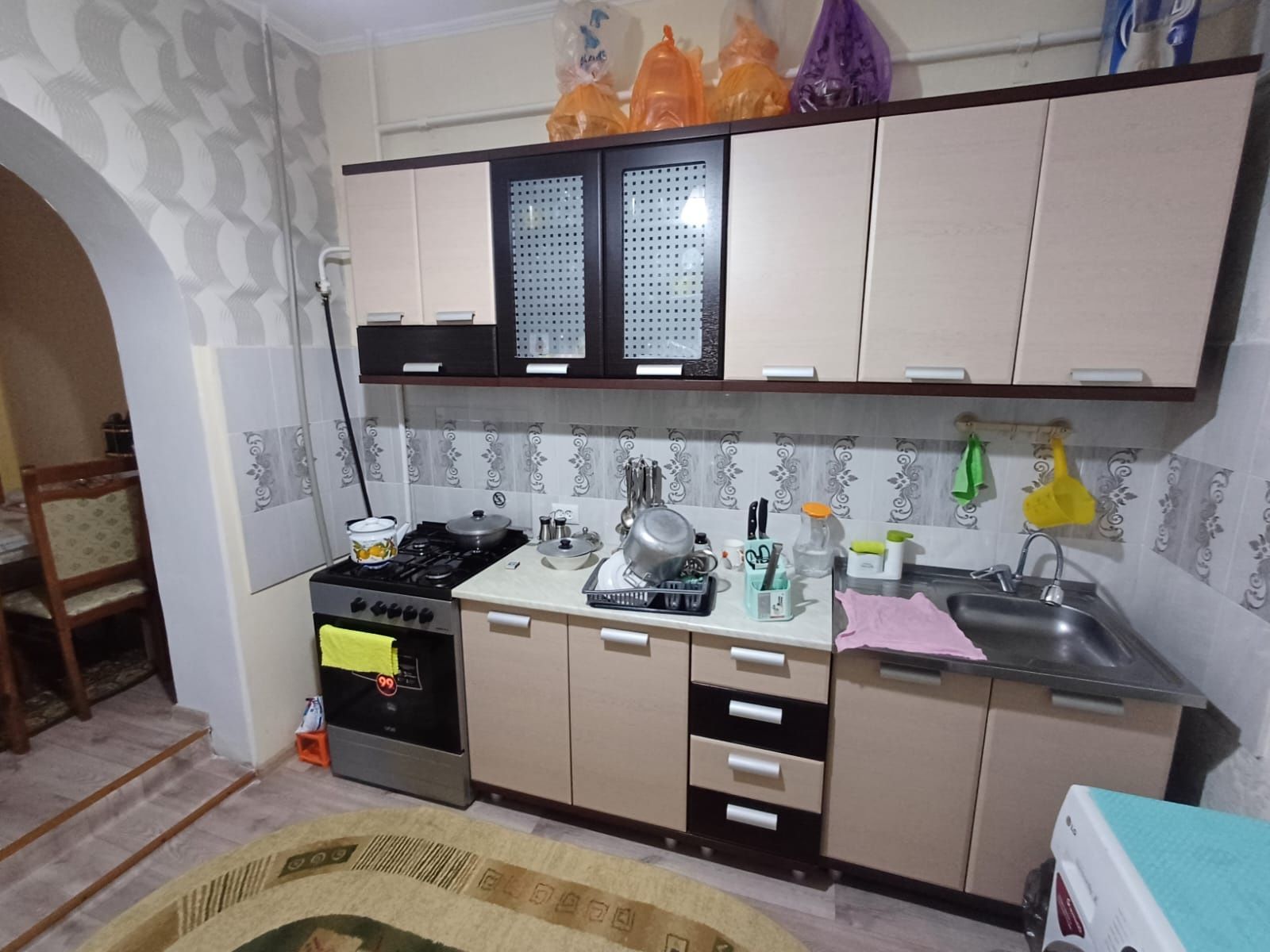 Продается  шифонер  раздвижными дверями  , прихожая,  кухонный г8арнит