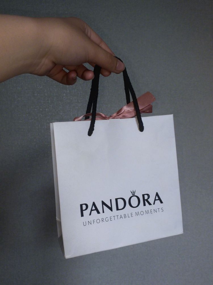Продаю браслет Pandora в серебряном цвете.