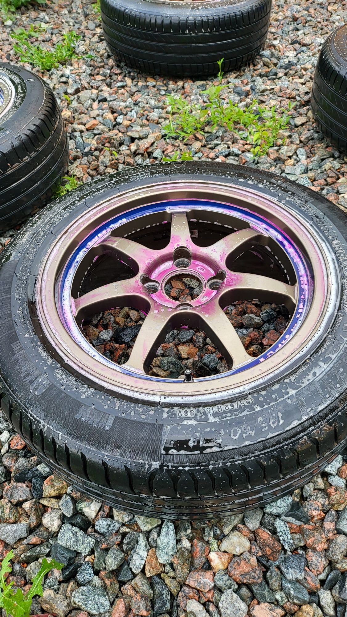 Продам шины 195/60r15 мишлен. Есть лето и есть зима шипованная