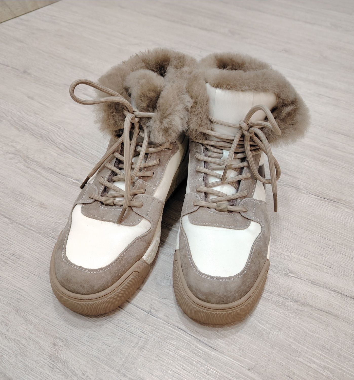 Продам зимние ботинки женские