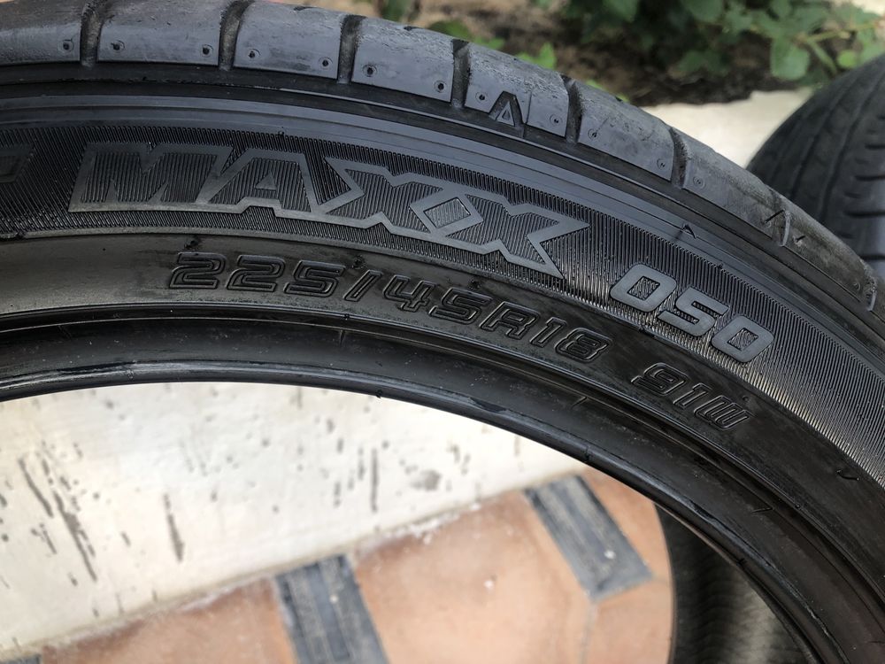 2 покрышки в хорошем состоянии 225/45R18 на фото видно состояние