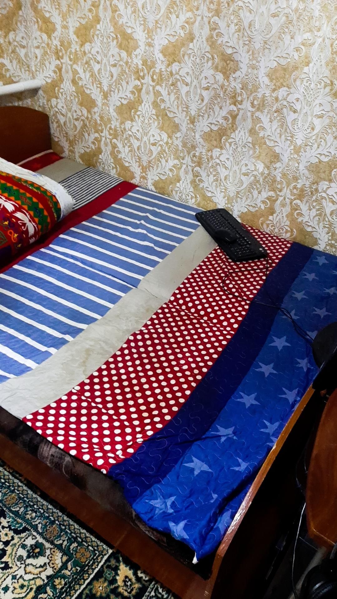 2 Кровати,подставка 2шт продается для телевизора