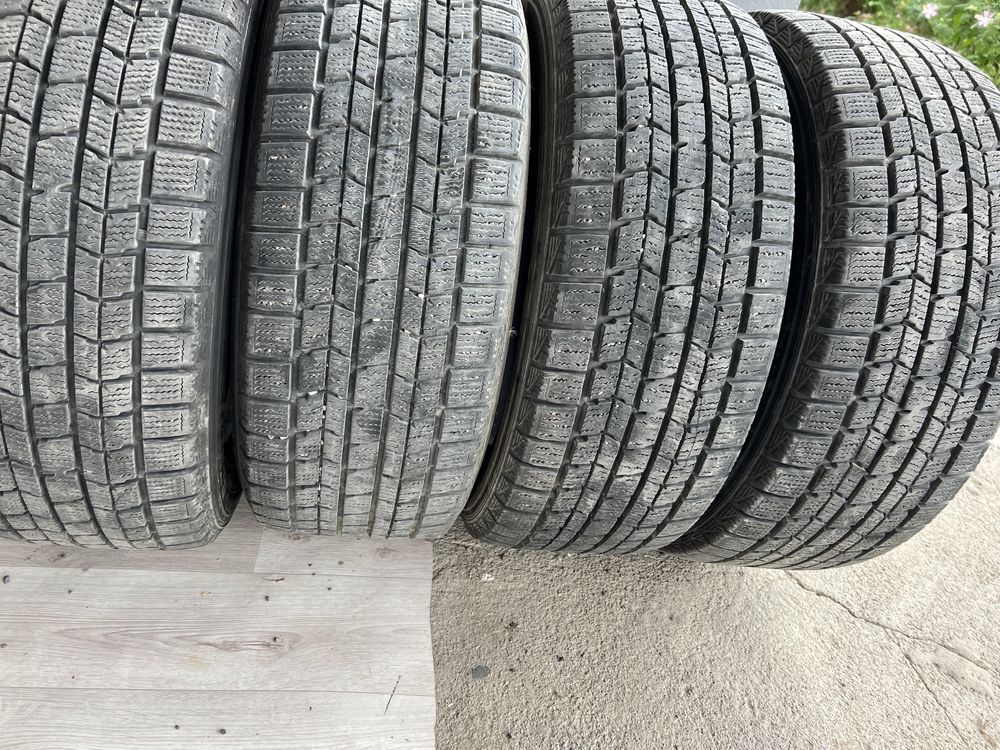 Продам 4 зиминее ризину 205/55/16 DUNLOP