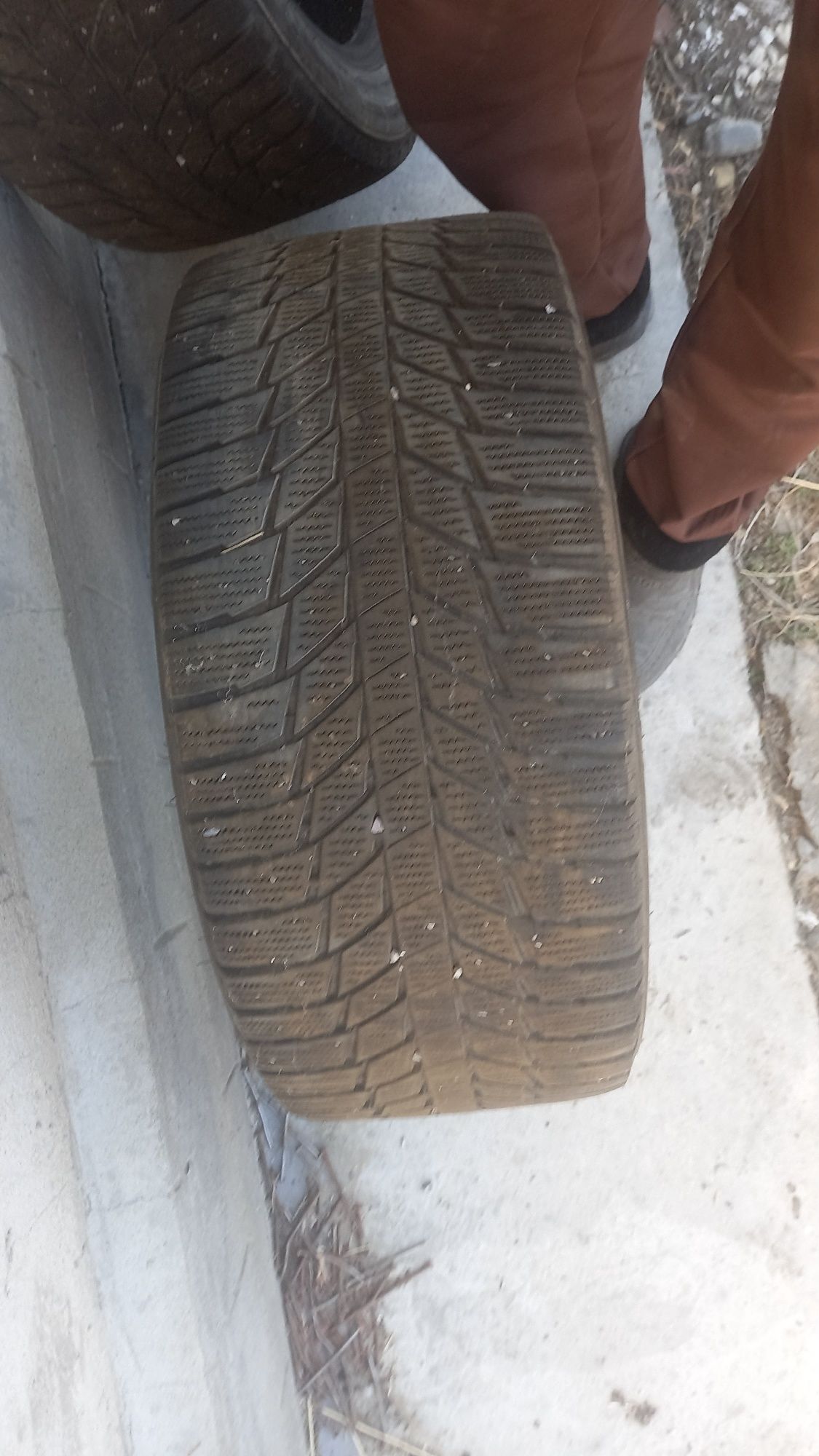Продам зимние шины размер 235/45.17