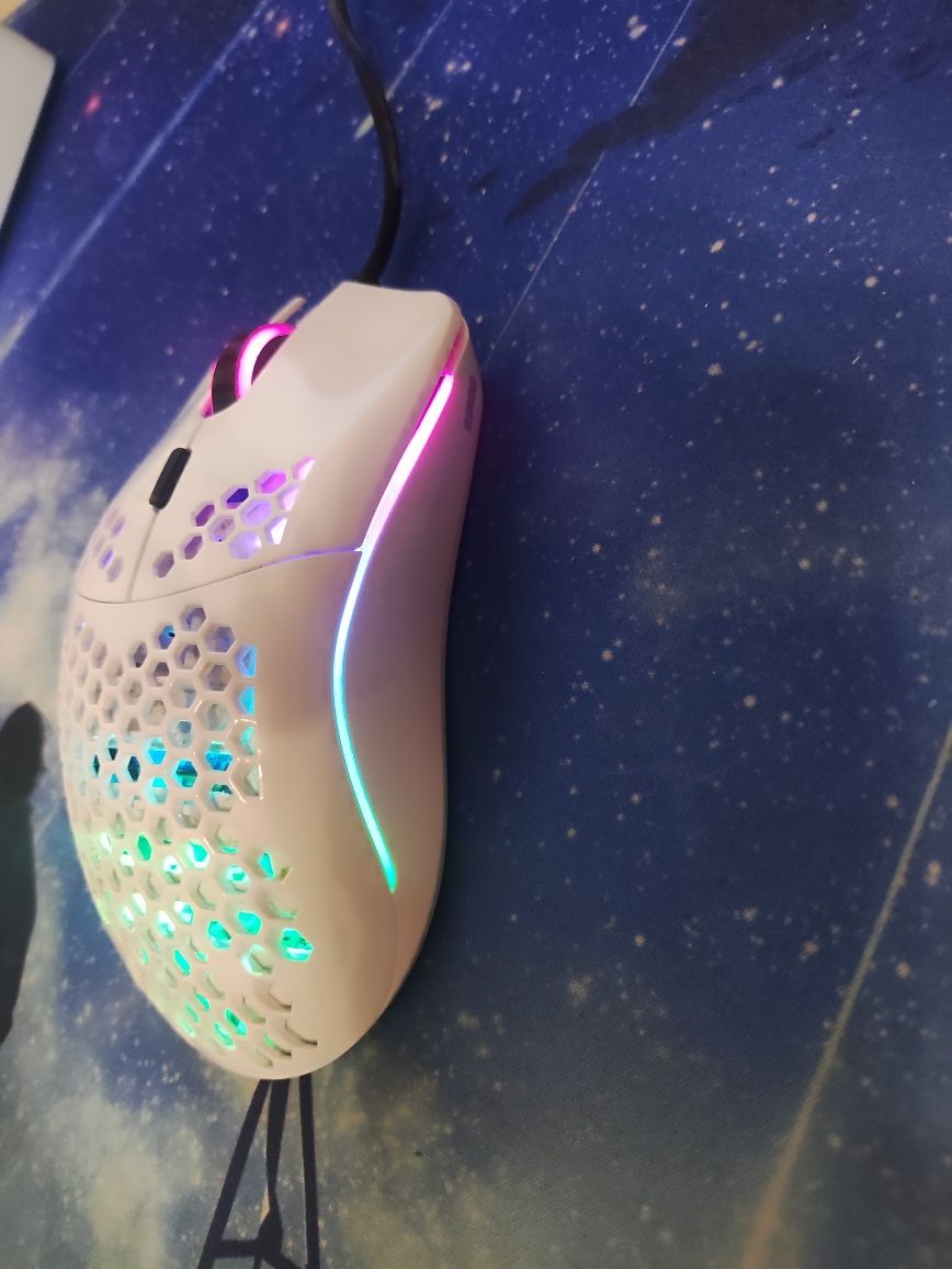 Игровая мышь Glorious Model O 


---