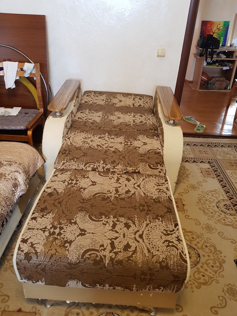Продам диван с креслами