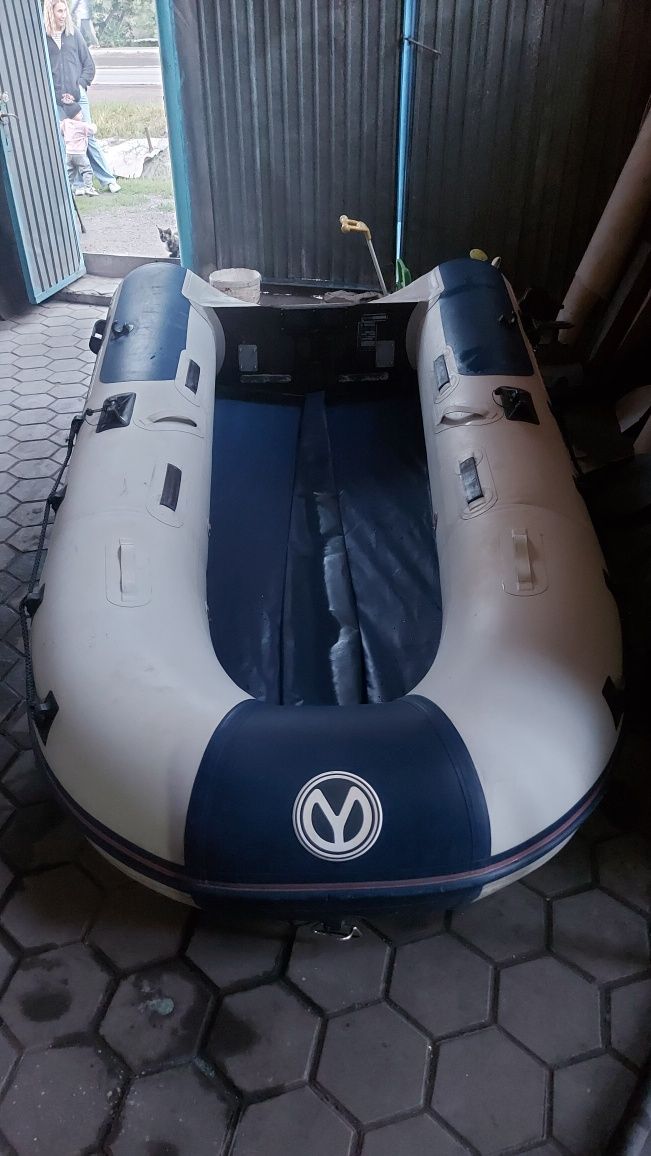 Лодка YAMARAN330