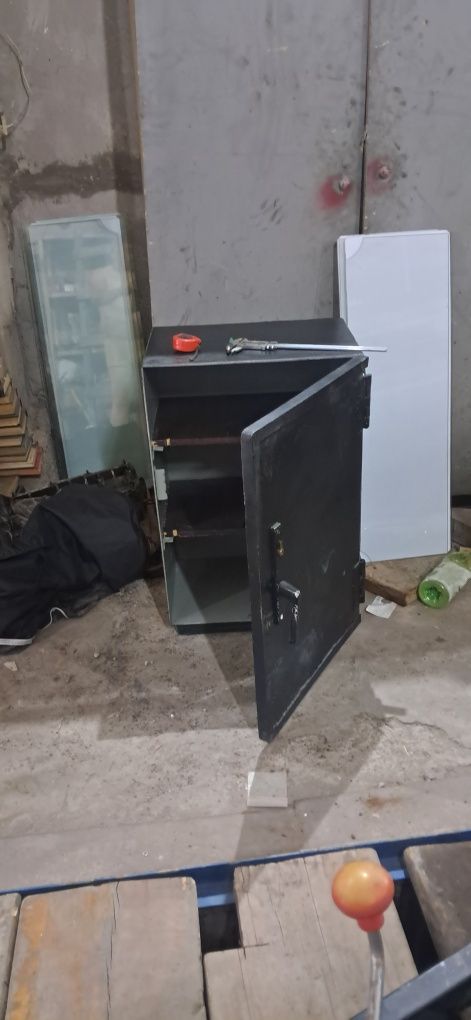 Сейф, из толстого металла