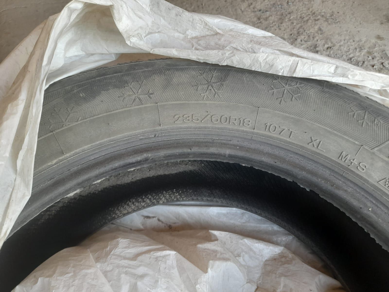 Продам шины автомобильные зимние 235/60 r18