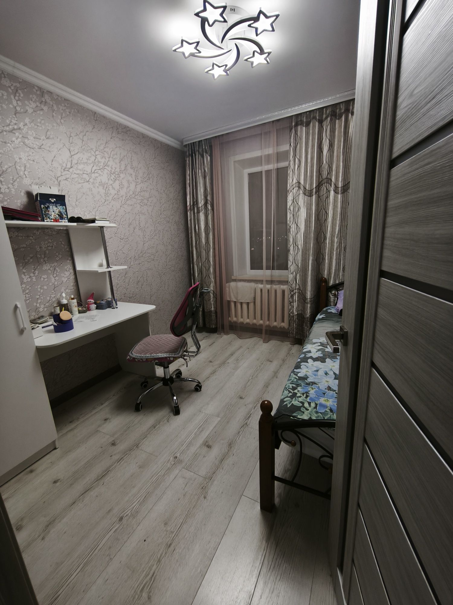 Продам квартиру 4 комнатную в центре.