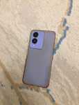 vivo Y17s.     b