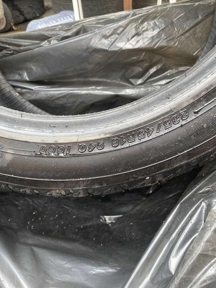 Продам комплект зимних шин Yokohama 235/45/R18