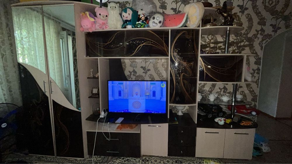 Продается большой красивый шифонер со шкафами.