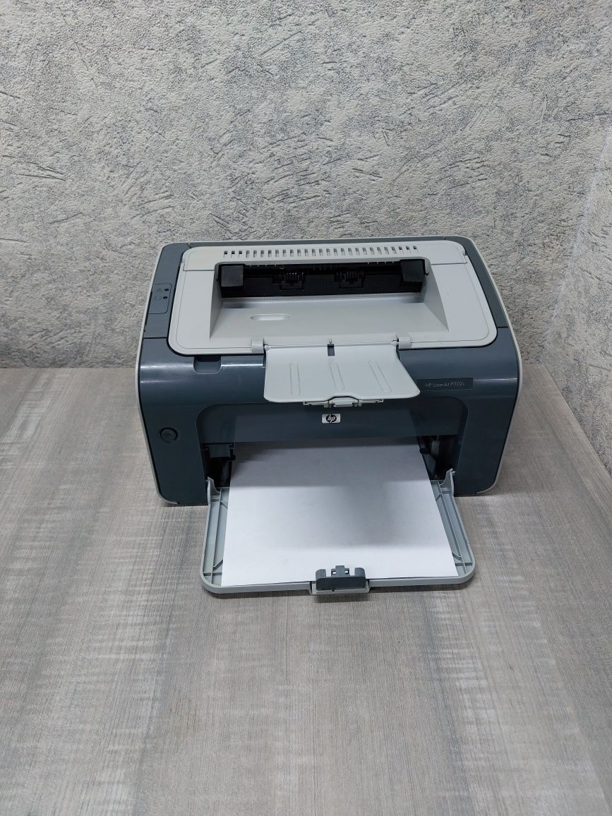 HP LaserJet P1102s
принтер