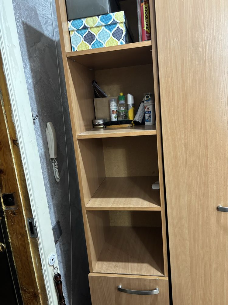 Продается прихожий шкаф с комодом и зеркалом