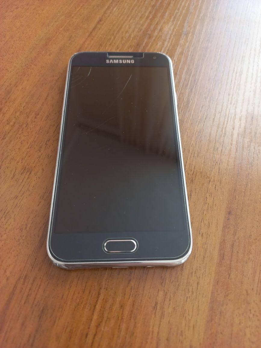 Продаётся на запчасти смартфон Samsung Galaxy E5 SM-E500H/DS