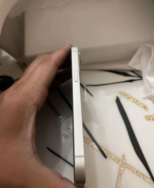 IPhone 13 б/у есть недочеты, работает