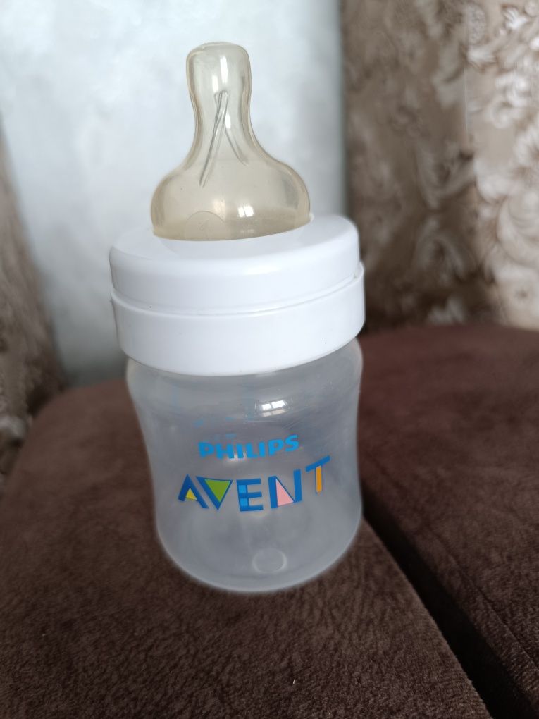 Продам ручной молокоотсос и бутылочку Avent