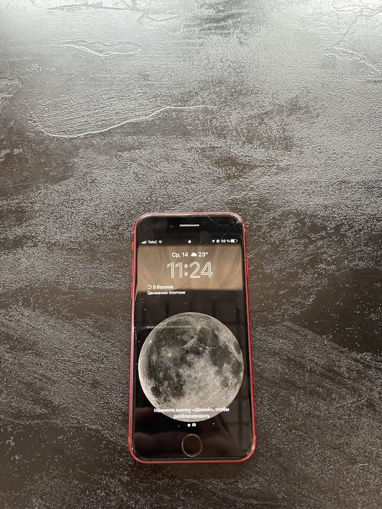 iPhone 8 red в хорошем состоянии ищет своего хозяина или хозяйку.