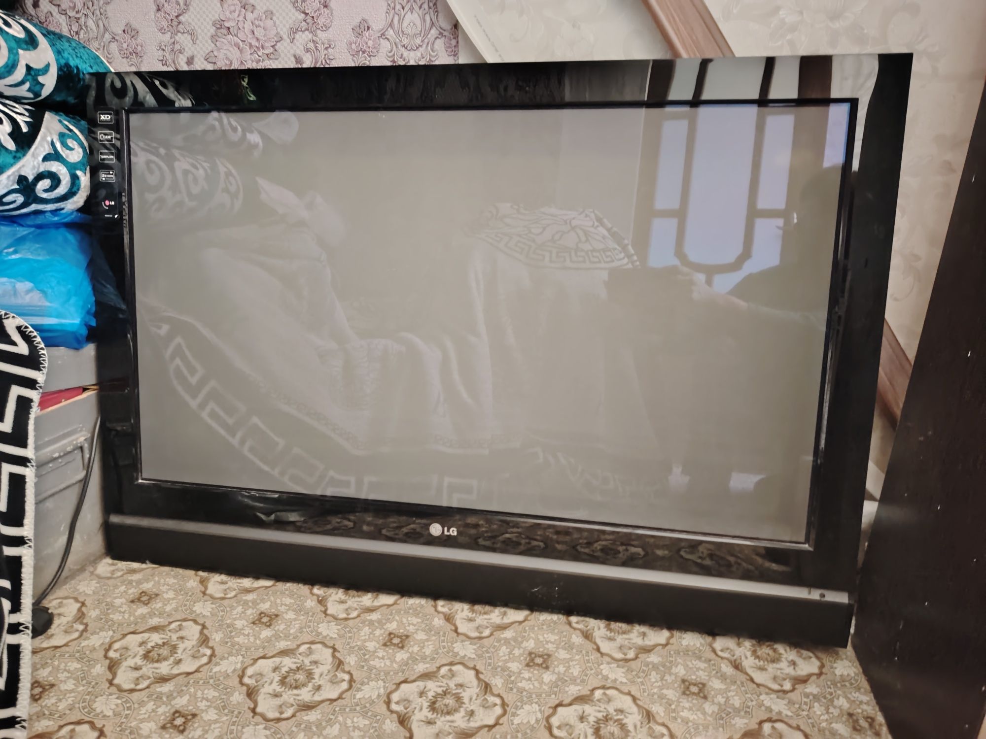 Продам телевизор LG. В хорошем состоянии. 107 диагональ.