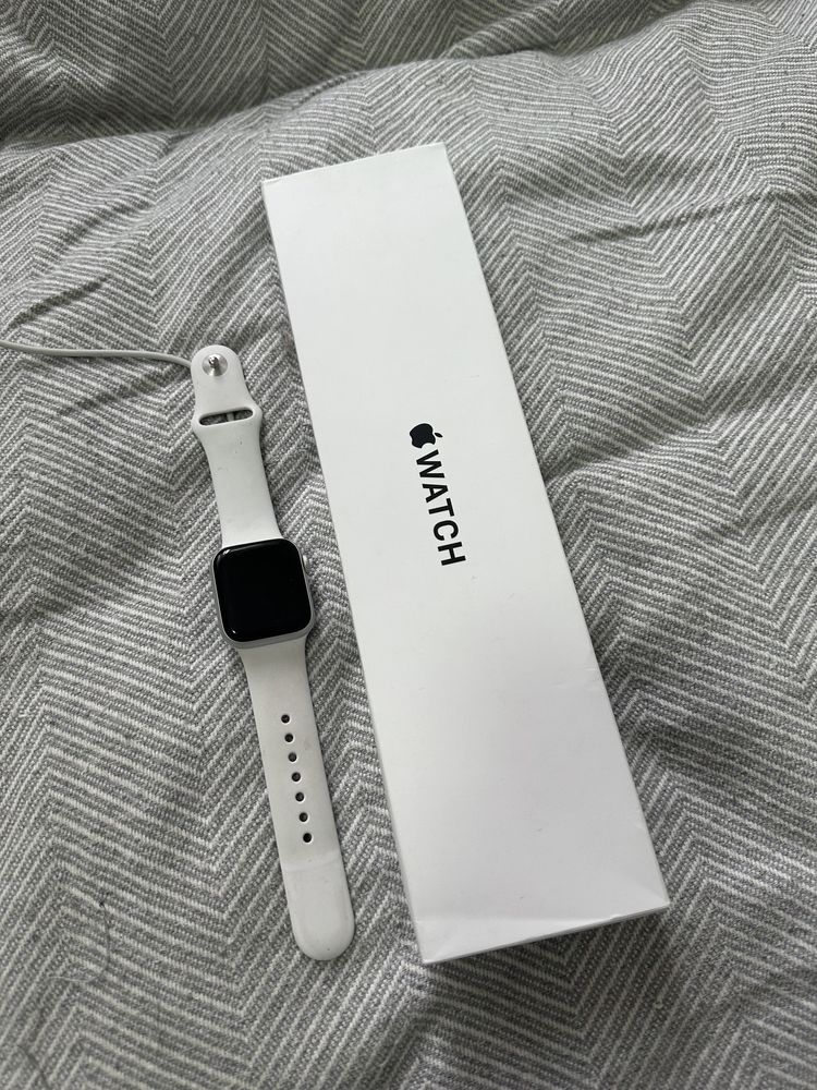 Продаю Apple Watch SE 40 мм