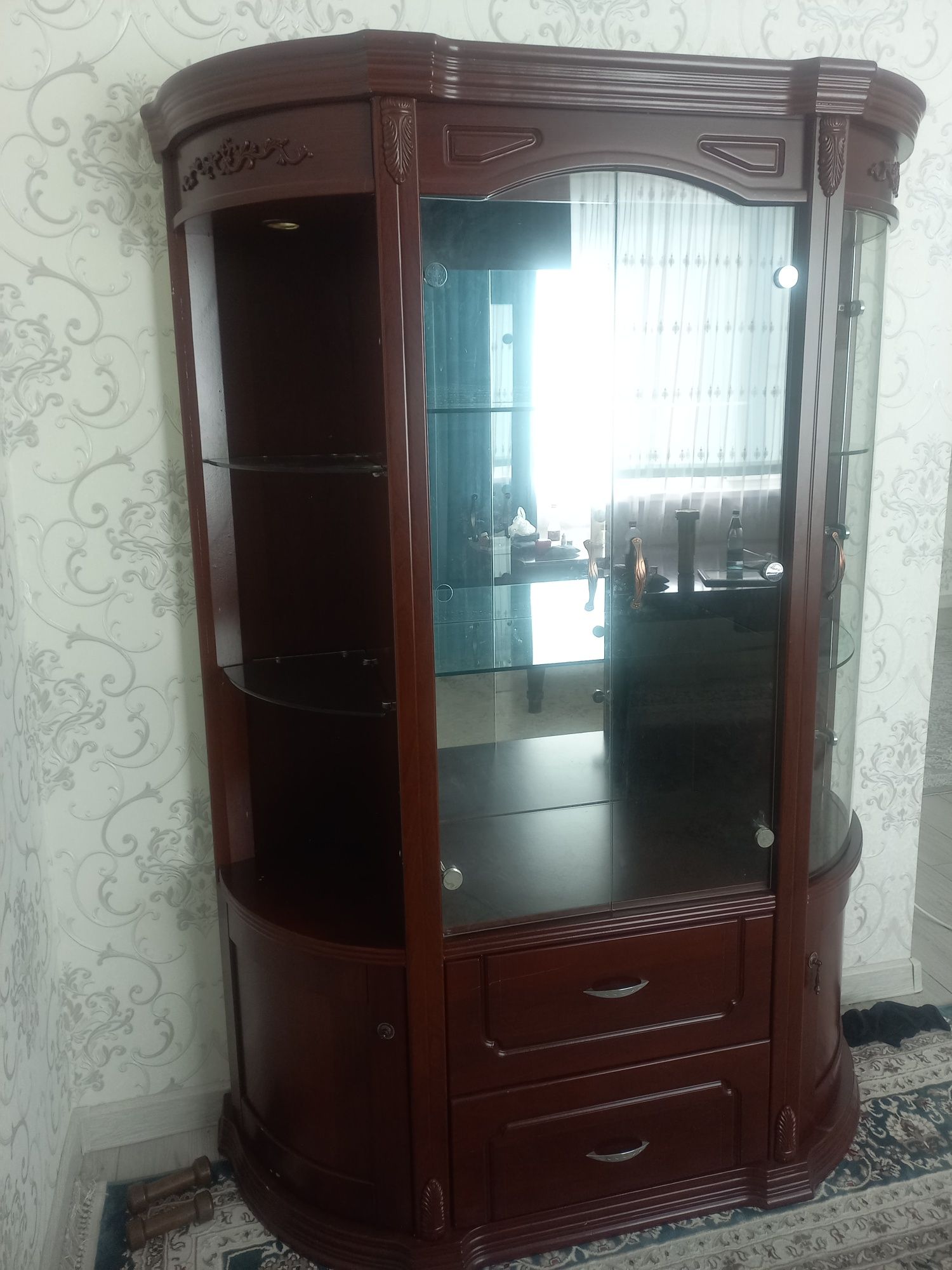 Продаётся сервант в хорошем состоянии