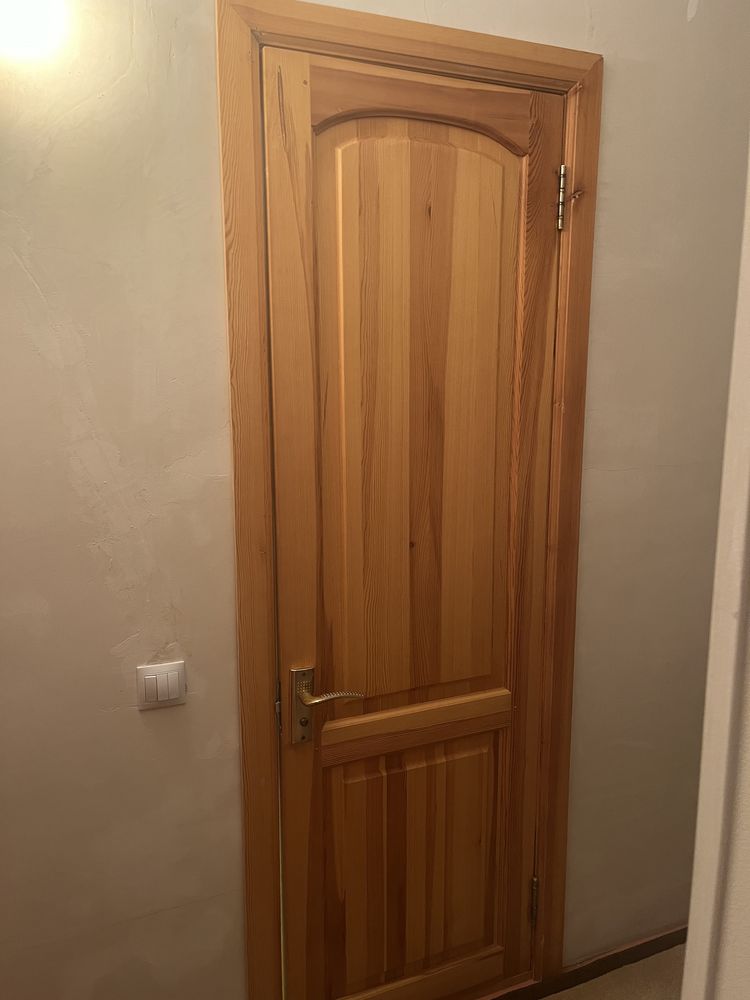 Продам дверь межкомнатную деревянную