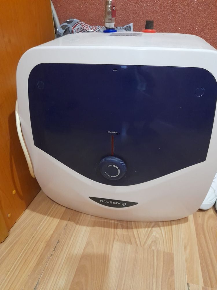 Продам водонагреватель ARISTON !