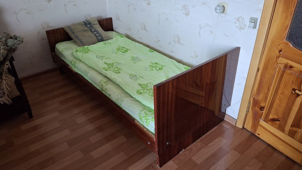 Кровать с матрасом