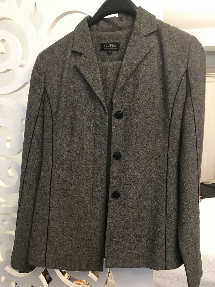 платья, костюмы продам
