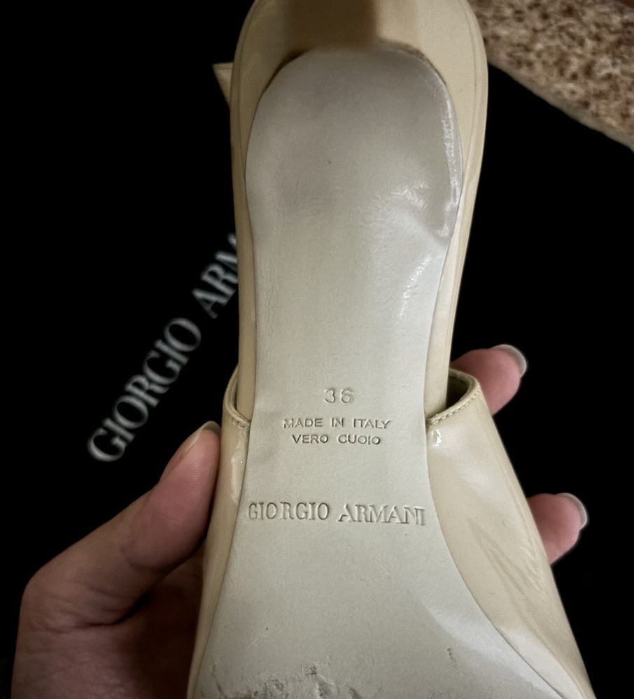 Лакированные лодочки с открытой пяткой от бренда ARMANI