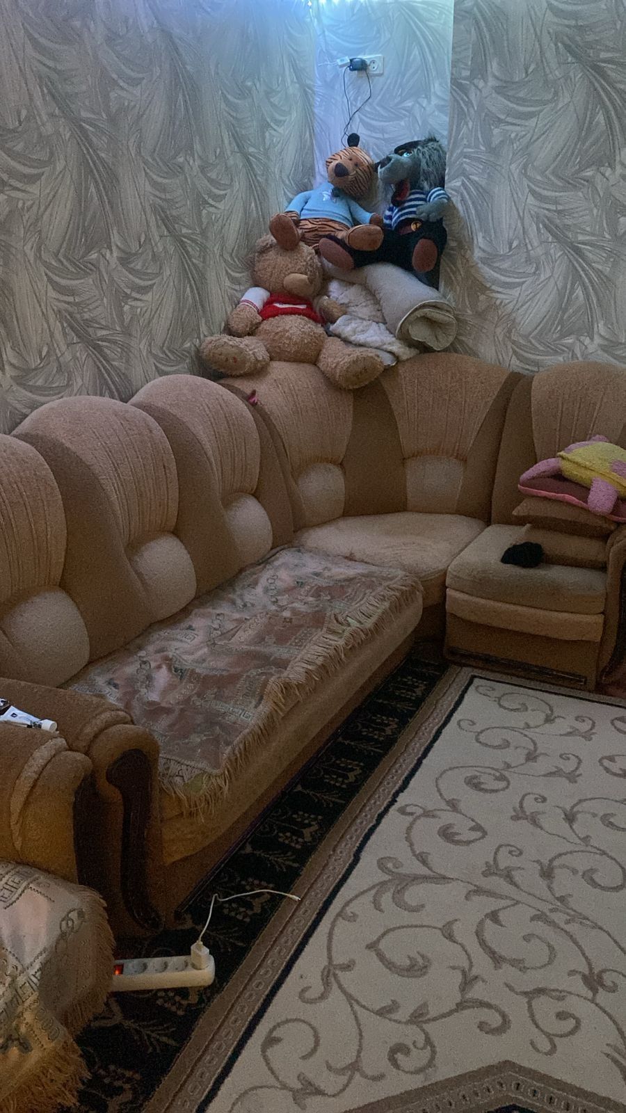 Продается диван, кресла и трюмо
