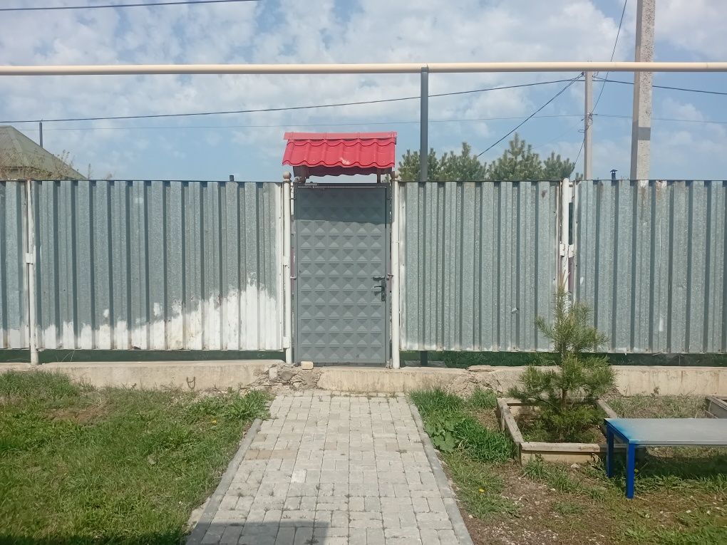 Продам 10 соток 5 комнатный дом с двумя времянками