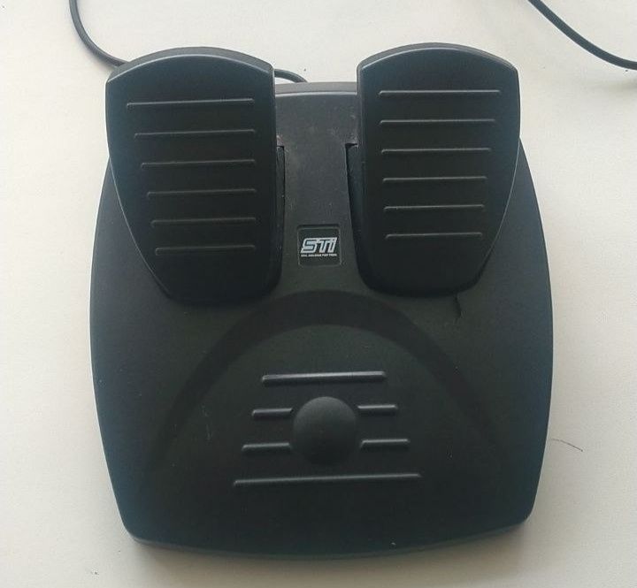 Игровой руль 90° с педалями