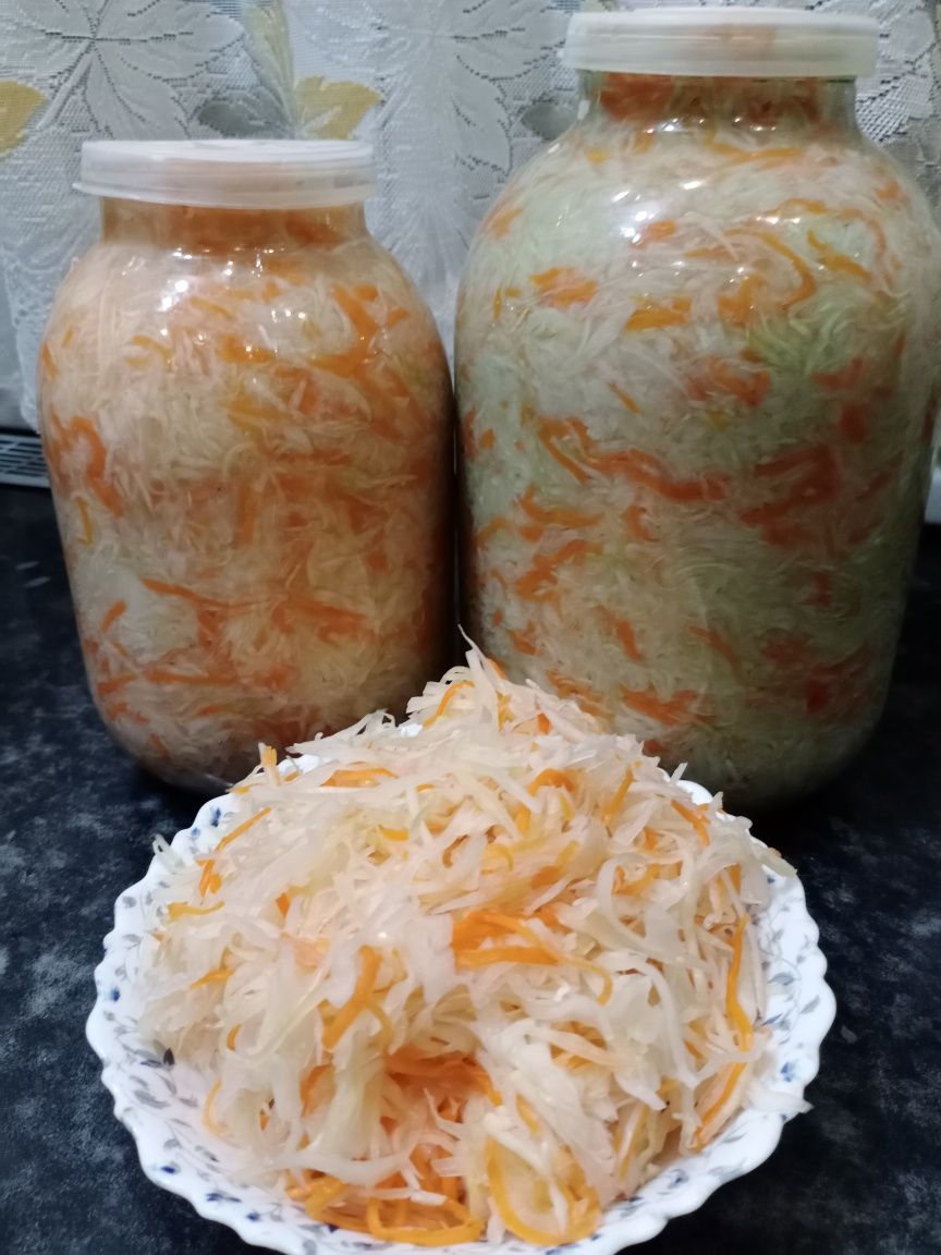 Капуста квашеная хрустящая,икра кабачковая,баклажанная,компот вишневый