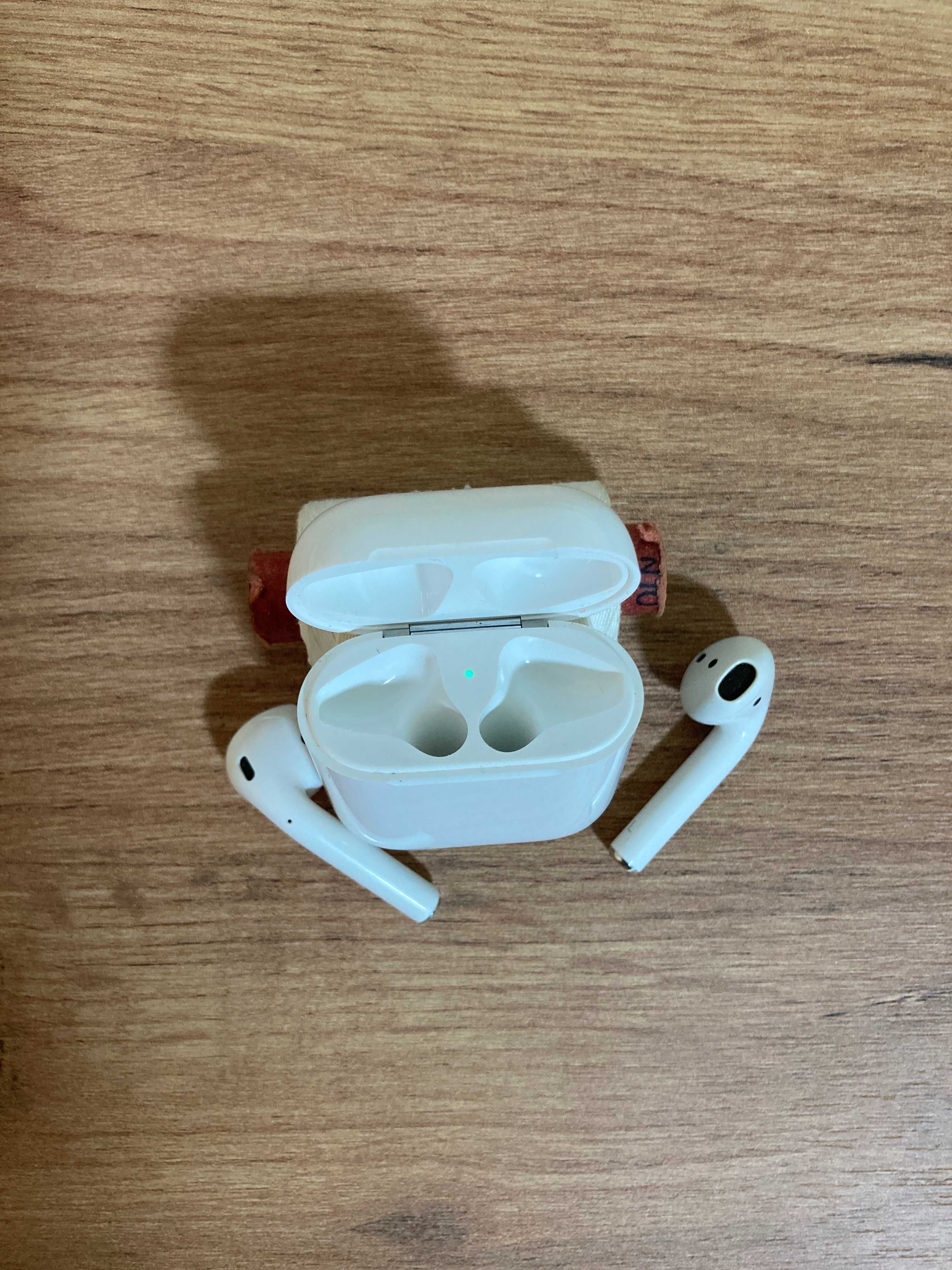 AirPods 2 поколения б/у в отличном состоянии